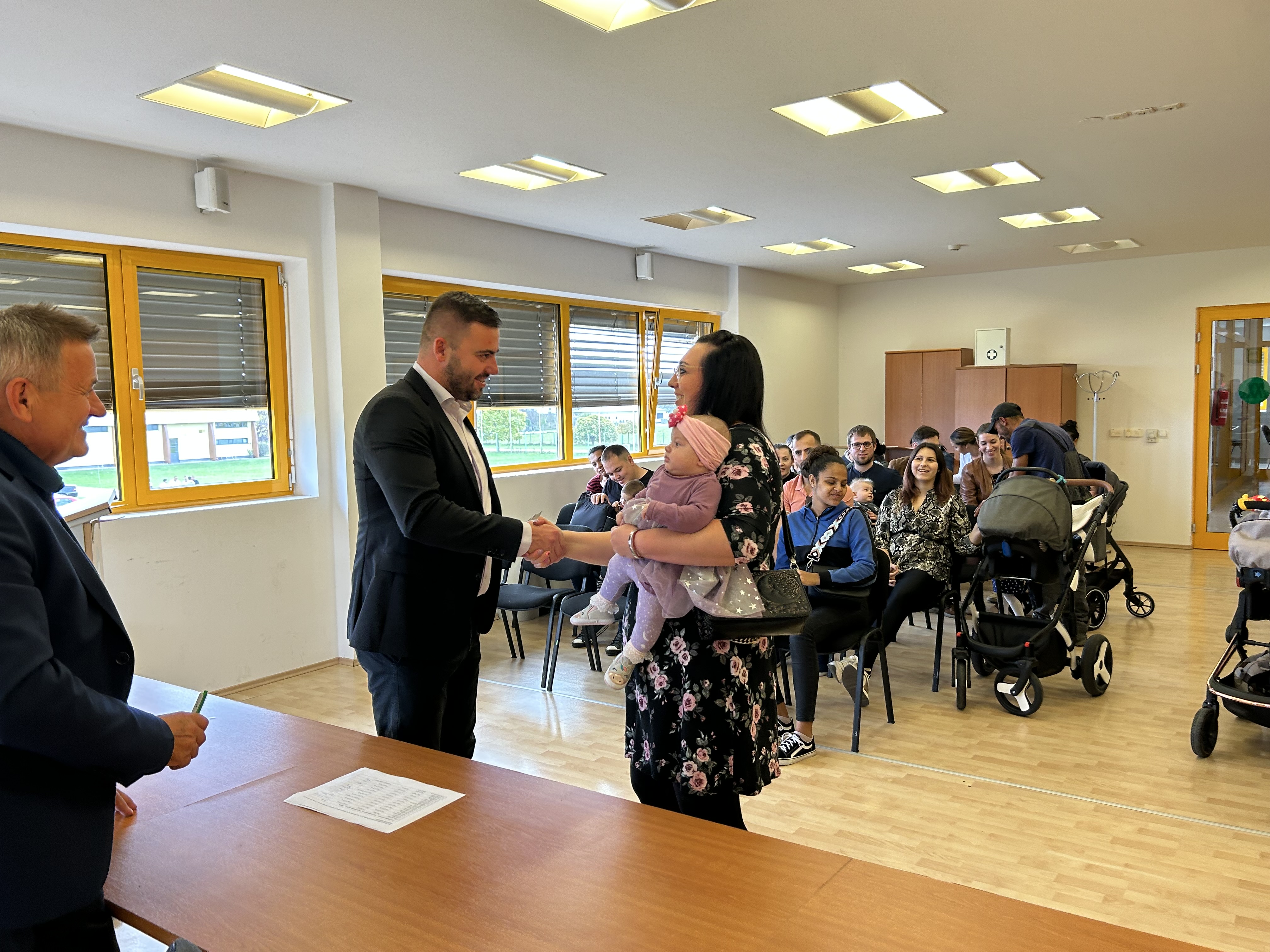 NEDELIŠĆE Načelnik Nikola Novak i njegov zamjenik Zlatko Marciuš podijelili poklon bonove NEDELIŠĆE Načelnik Nikola Novak i njegov zamjenik Zlatko Marciuš podijelili poklon bonove