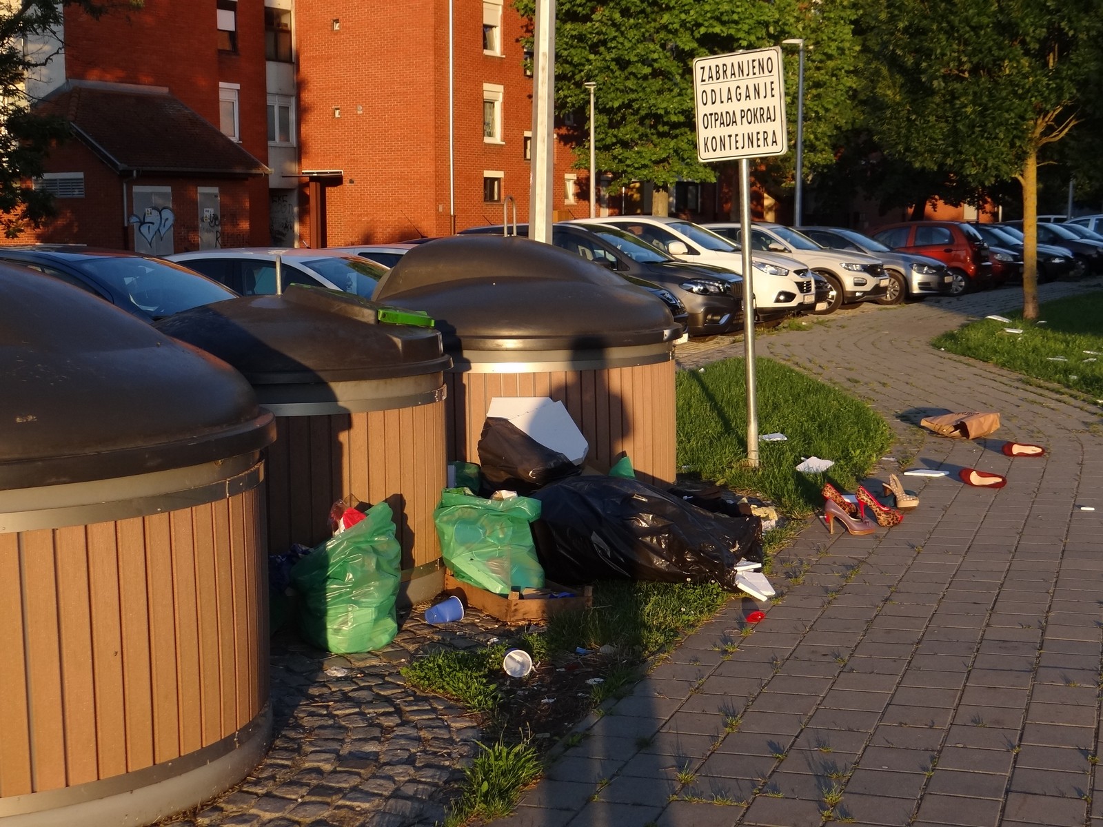FOTO Ružni prizori: Stanare u Zajčevoj ulici u Čakovcu ujutro dočekala hrpa smeća