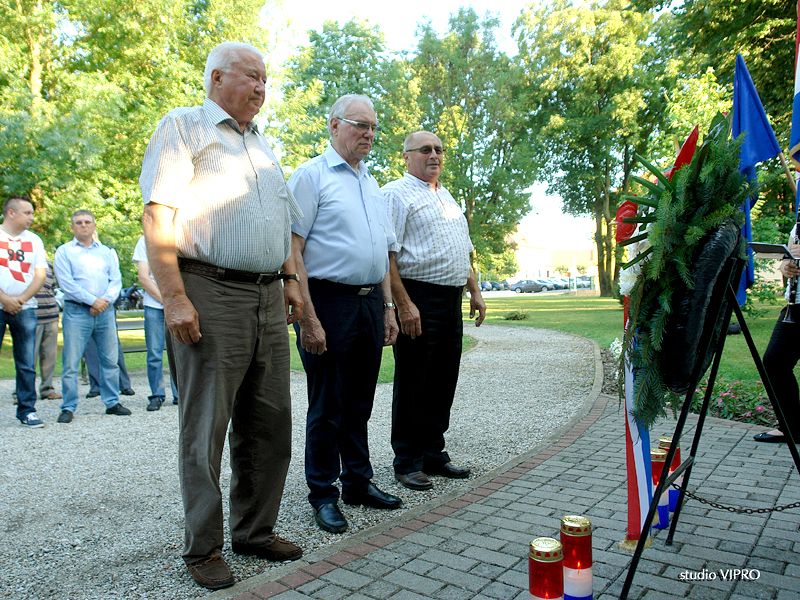 358615593dsc06779852173