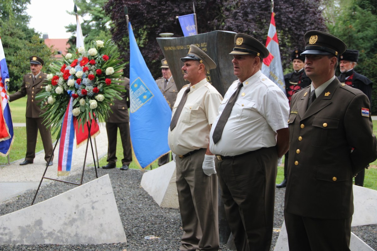 Međimurci Eduard Baltić i Florijan Novak podigli su hrvatski stijeg na Kninskog tvrđavi povijesnog 5. kolovoza 1995. Međimurci Eduard Baltić i Florijan Novak podigli su hrvatski stijeg na Kninskog tvrđavi povijesnog 5. kolovoza 1995.