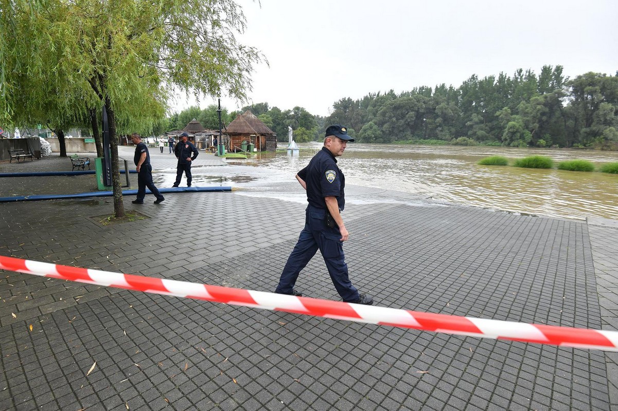 GRAĐANE ČEKA DUGA NOĆ Mura se izlila na šetnicu u Murskom Središću
