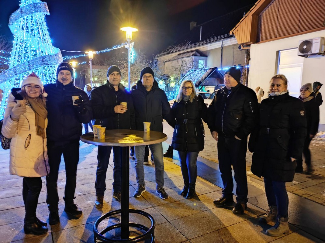 VIDEO/FOTO Bend Tragovi su ugrijali publiku na Adventskoj čaroliji u Prelogu!