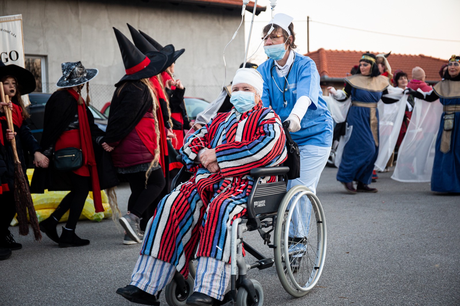 DOMIŠLJATE MAŠKARE U ZASADBREGU Bolničari, vještice, Škoti…