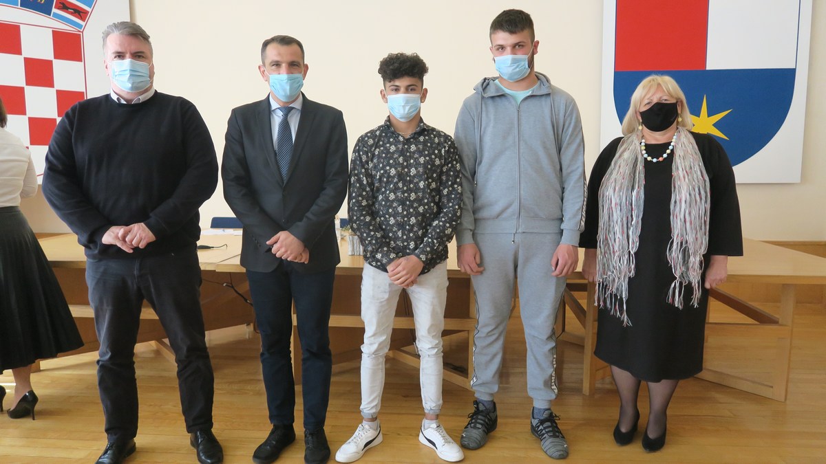 Župan Posavec pohvalio maturante, pripadnike romske nacionalne manjine