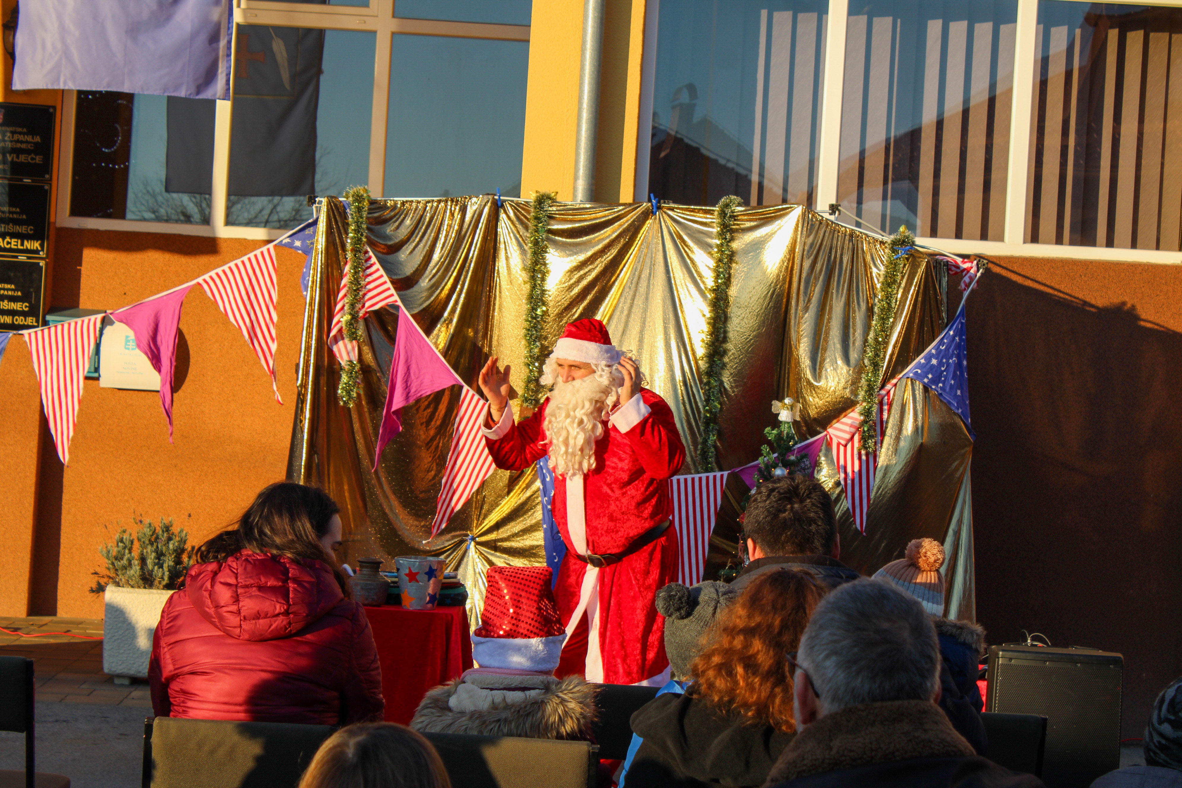 Djed Božićnjak posjetio Vratišinec