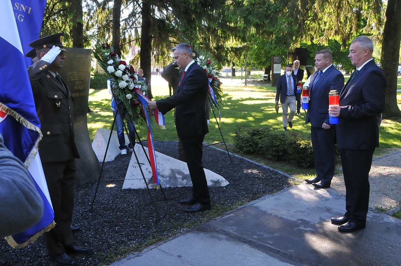 OBILJEŽEN DAN DRŽAVNOSTI Vijenci, svijeće i vječna hvala poginulim braniteljima