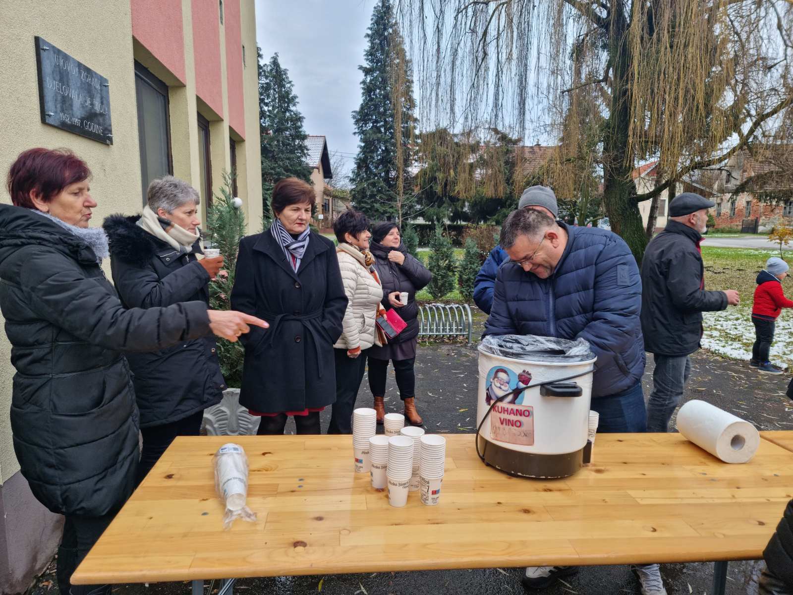 Dodjela slatkih paketa u Ivanovcu