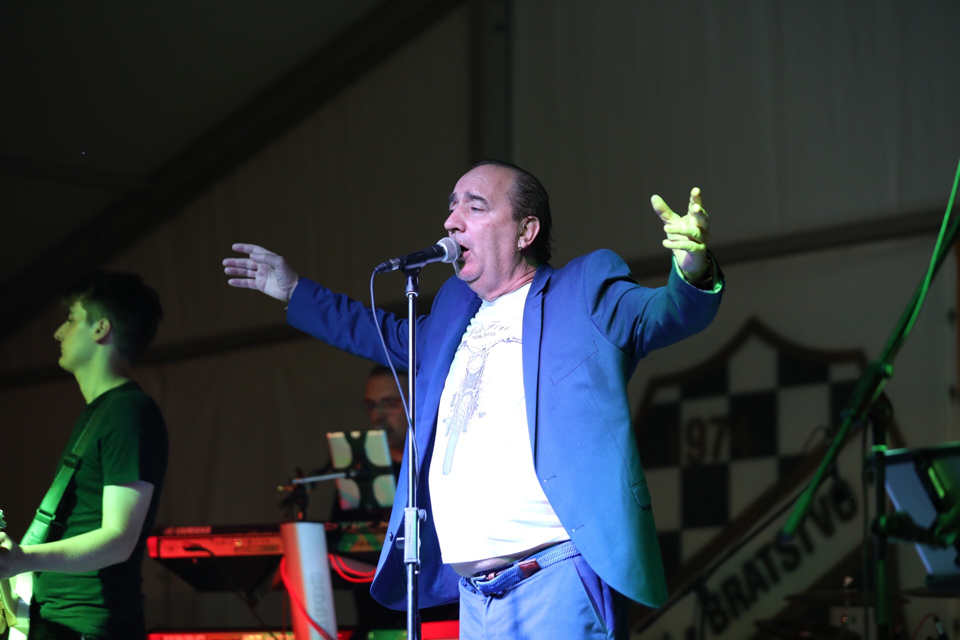 Mladen Grdović ispunio šator u Sv. Martinu na Muri, pjevalo se i plesalo uz njegove hitove Mladen Grdović ispunio šator u Sv. Martinu na Muri, pjevalo se i plesalo uz njegove hitove