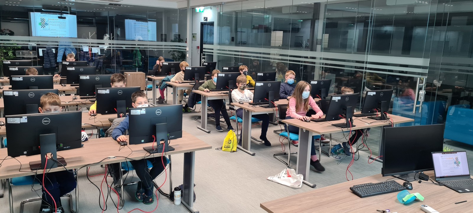 DANI HRVATSKOG SAVEZA INFORMATIČARA Osnovnoškolci MIS-a i MIK-a ponovo proglašeni ekipnim viceprvacima Hrvatske! Krovna informatička organizacija u Hrvatskoj – Hrvatski savez informatičara – nedavno je organizirala Dan Hrvatskog saveza informatičara. Trad