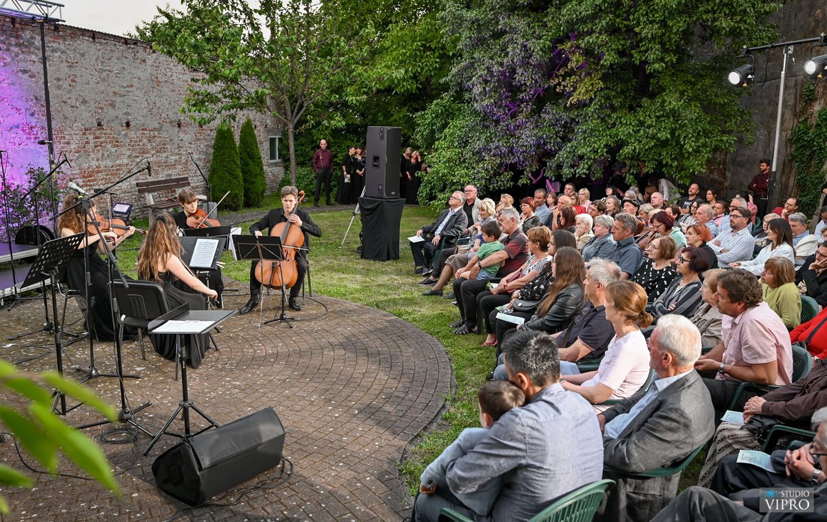 FOTO Pjevački zbor”Slavenski” i gosti za publiku priredili jedinstven doživljaj u Kraljevu vrtu FOTO Pjevački zbor”Slavenski” i gosti za publiku priredili jedinstven doživljaj u Kraljevu vrtu