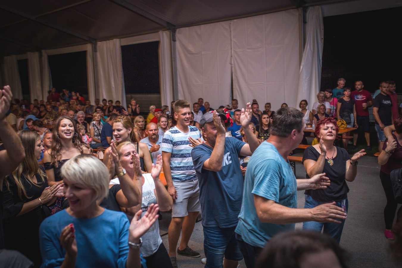 Danijela Martinović zabavljala publiku ispod šatora u Svetom Martinu na Muri