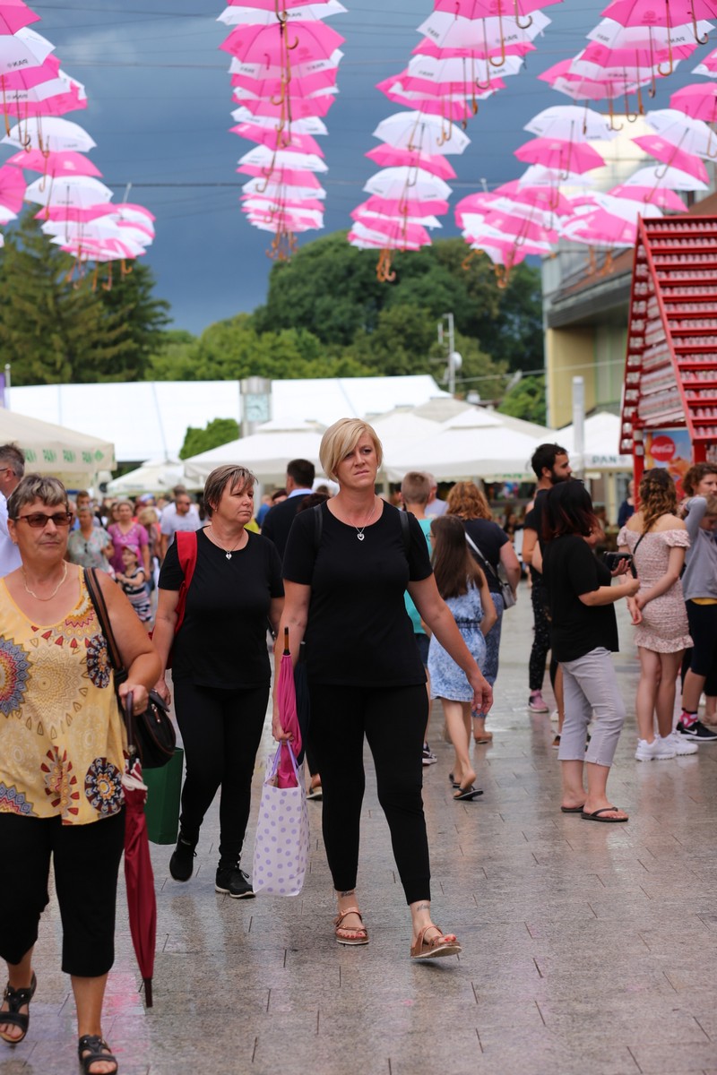 KLIKOM ISPOD KIŠOBRANA Malo kiše, malo sunca, ali centar Čakovca je ispunjen građanima