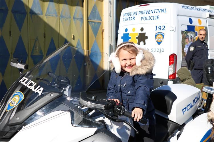 Zmajčeki iz Strahoninca posjetili Policijsku upravu međimursku