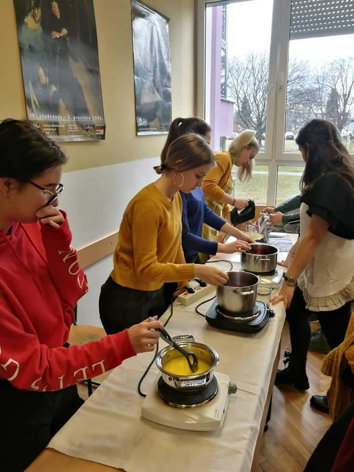 Gimnazijalci spravljali kolače bez pečenja, izgledaju vrlo primamljivo