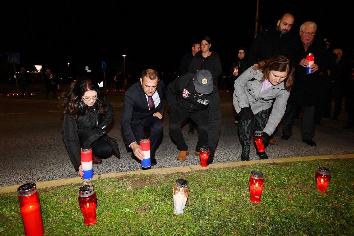 DAN SJEĆANJA Čakovec se i ove godine dostojanstveno prisjetio žrtava Vukovara i Škrabrnje te obljetnice pogibije Nikole VII. Zrinskog DAN SJEĆANJA Čakovec se i ove godine dostojanstveno prisjetio žrtava Vukovara i Škrabrnje te obljetnice pogibije Nikole VII. Zrinskog