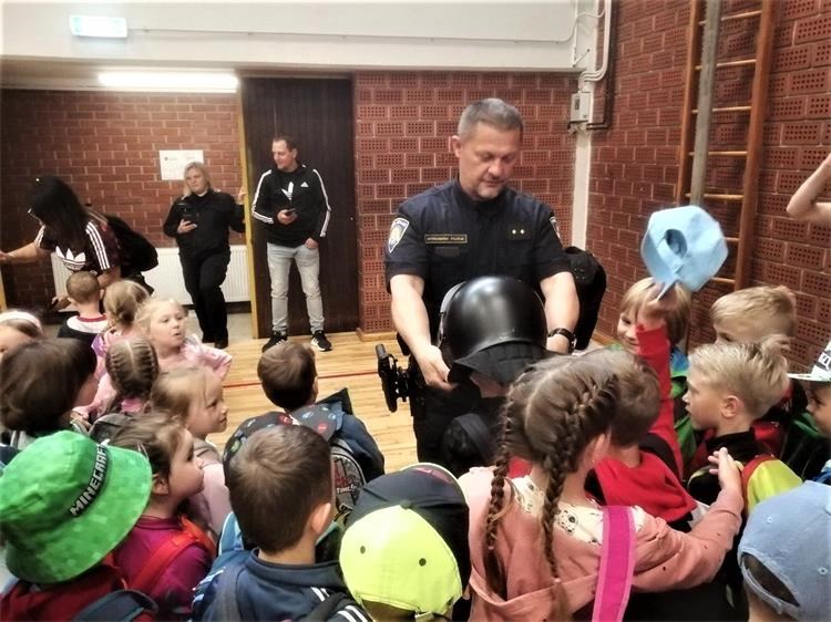 Mališani Dječjeg vrtića ‘Smješko’ posjetili policiju