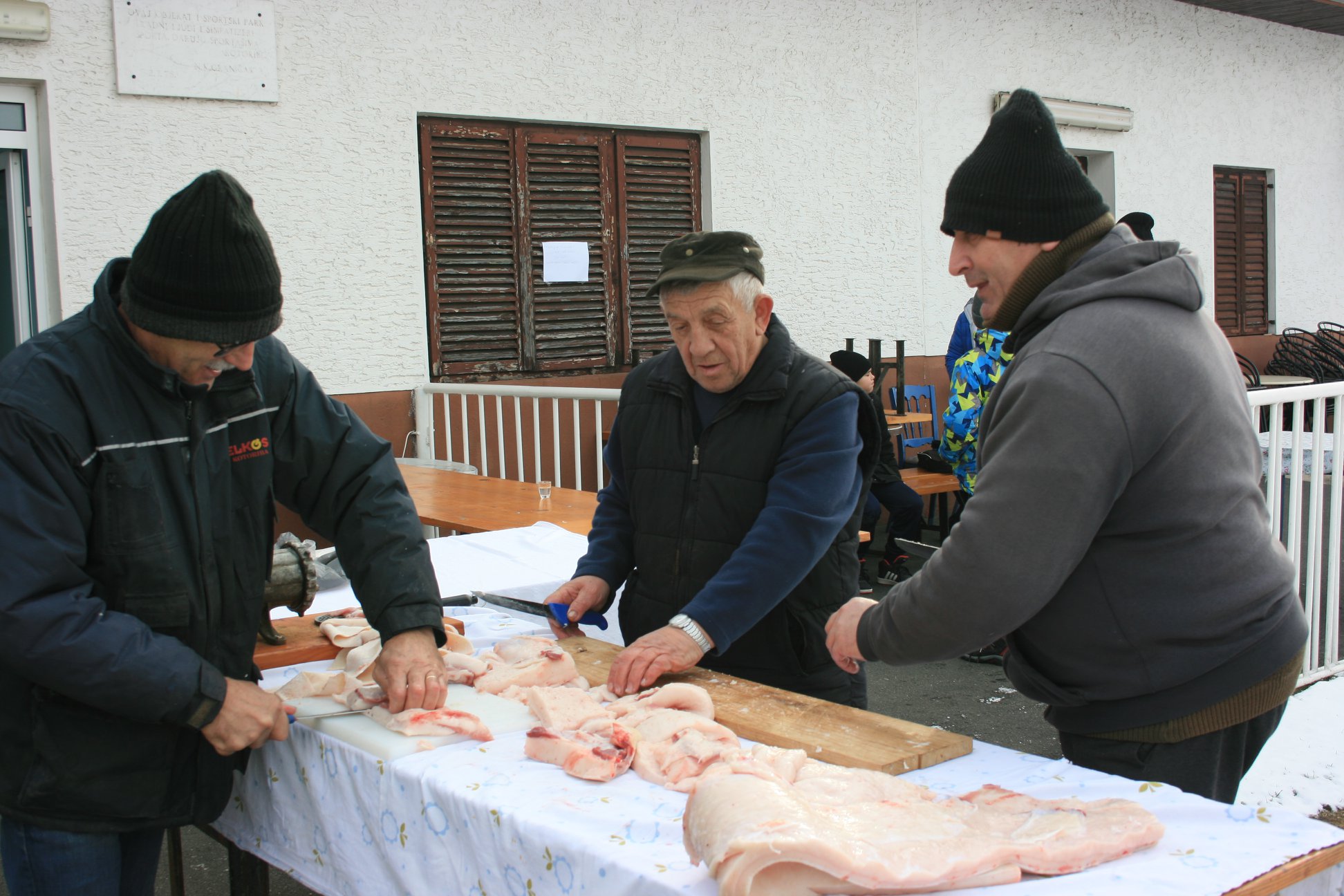 Tradicijsko kolinje okupilo brojne članove kotoripskog Graničara uoči početka priprema