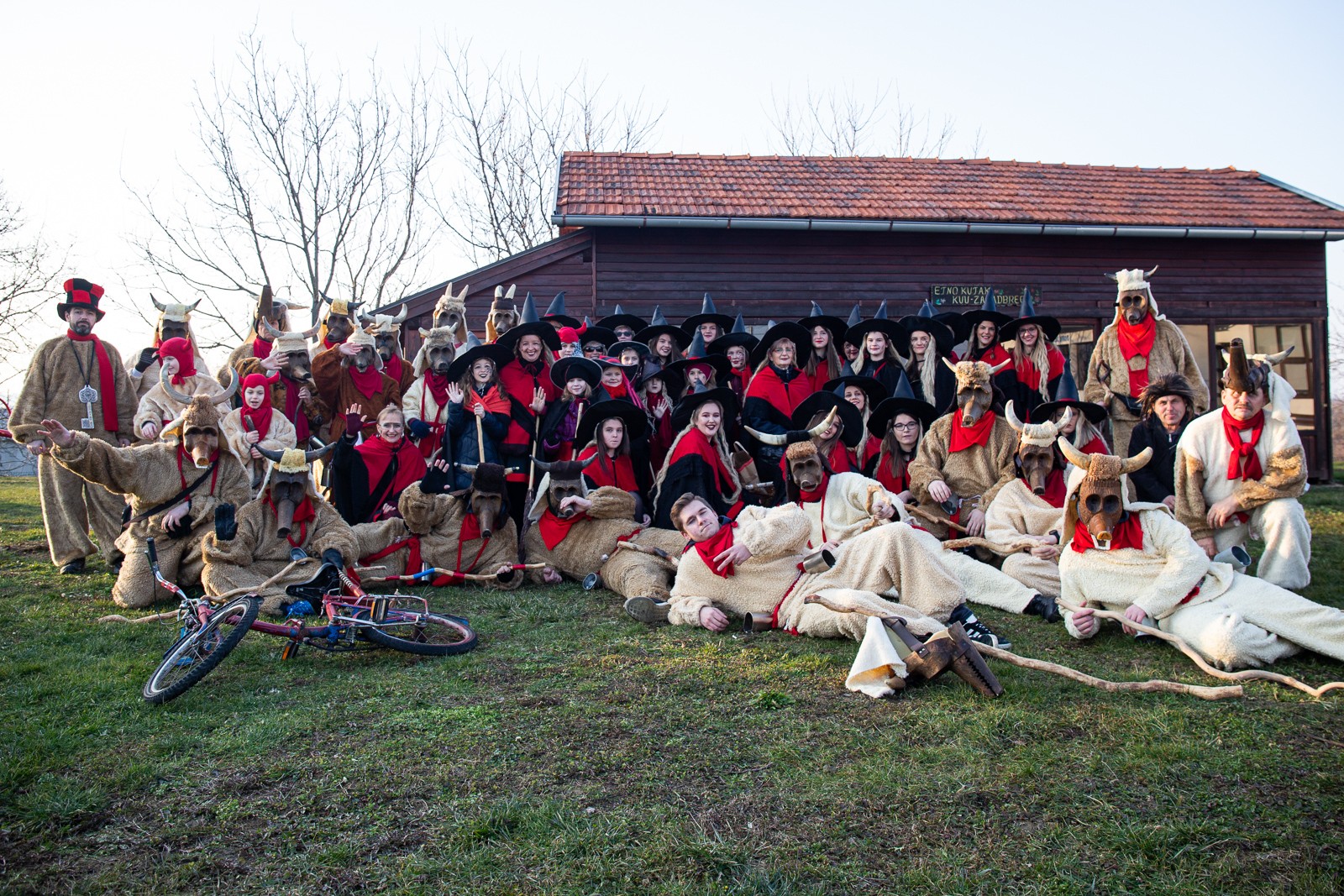DOMIŠLJATE MAŠKARE U ZASADBREGU Bolničari, vještice, Škoti…