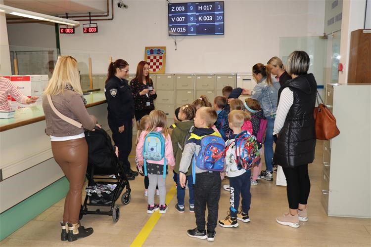 Mališani posjetili policiju