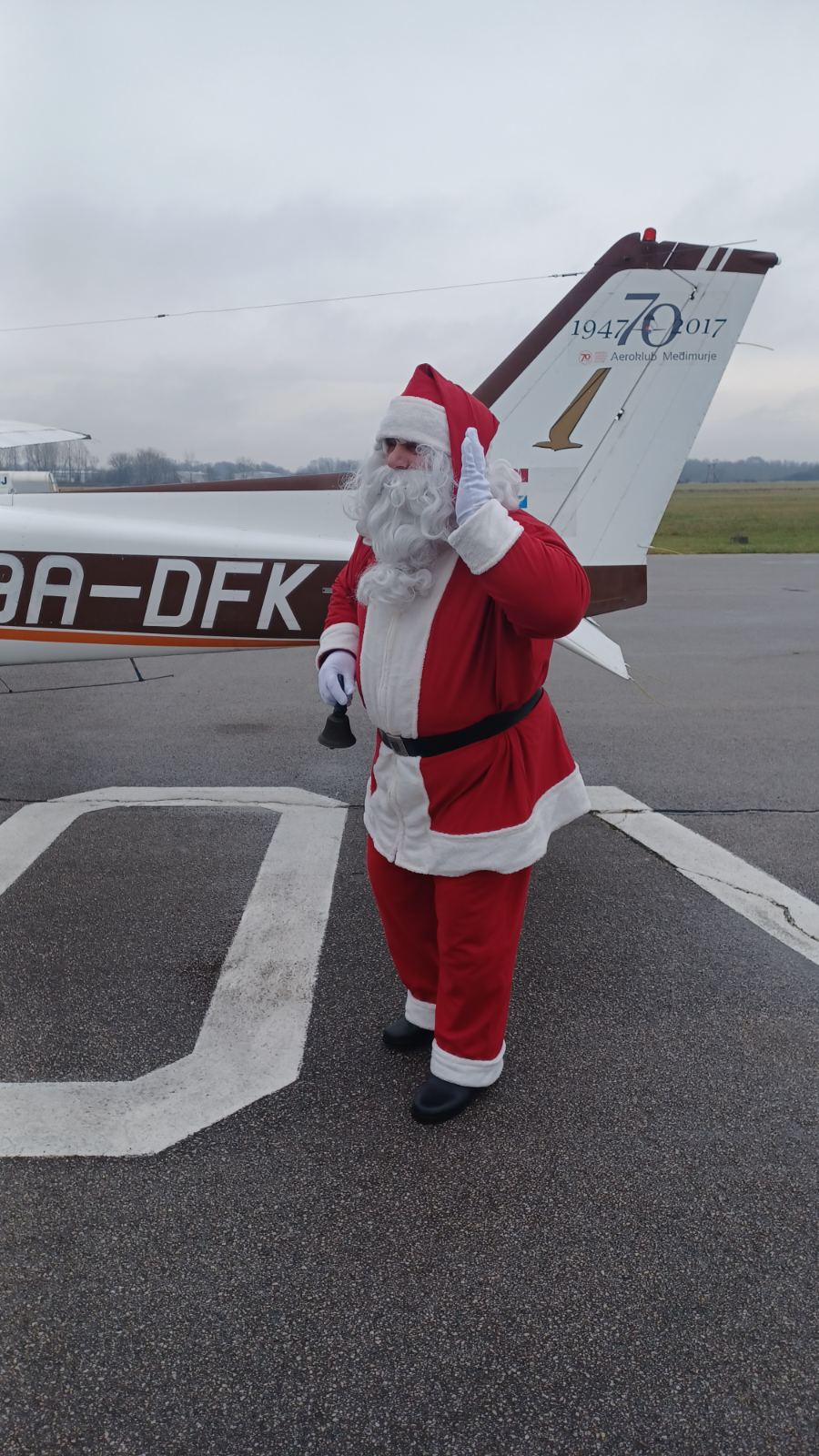 FOTO/VIDEO Djedu Božićnjaku na putu za Pribislavec pokvarile se saonice, no pronašao je rješenje – stigao avionom FOTO/VIDEO Djedu Božićnjaku na putu za Pribislavec pokvarile se saonice, no pronašao je rješenje – stigao avionom