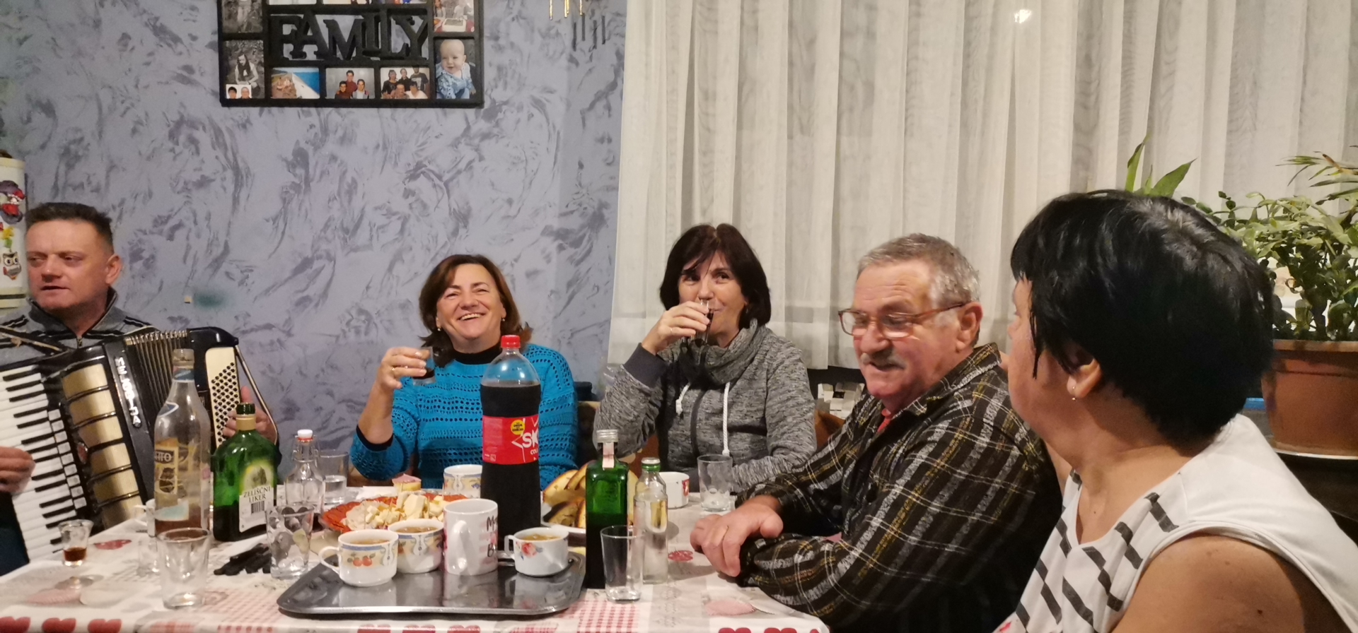 IZNENAĐENJE ZA 70. ROĐENDAN Ivana Novaka, dimnjačara iz Kuršanca, u rano jutro iznenadili njegovi najmiliji IZNENAĐENJE ZA 70. ROĐENDAN Ivana Novaka, dimnjačara iz Kuršanca, u rano jutro iznenadili njegovi najmiliji