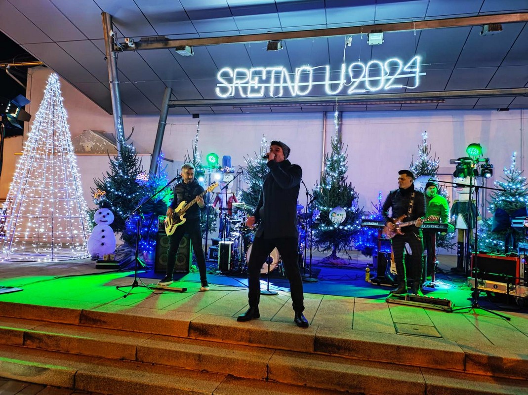 VIDEO/FOTO Bend Tragovi su ugrijali publiku na Adventskoj čaroliji u Prelogu!
