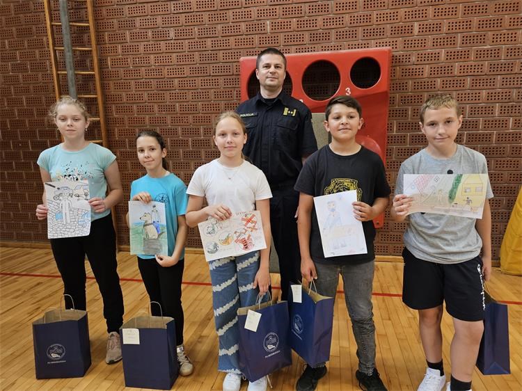 POSJETILI POLICAJCE Petaši Osnovne škole “Jože Horvata” Kotoriba posjetili Policijsku upravu međimursku