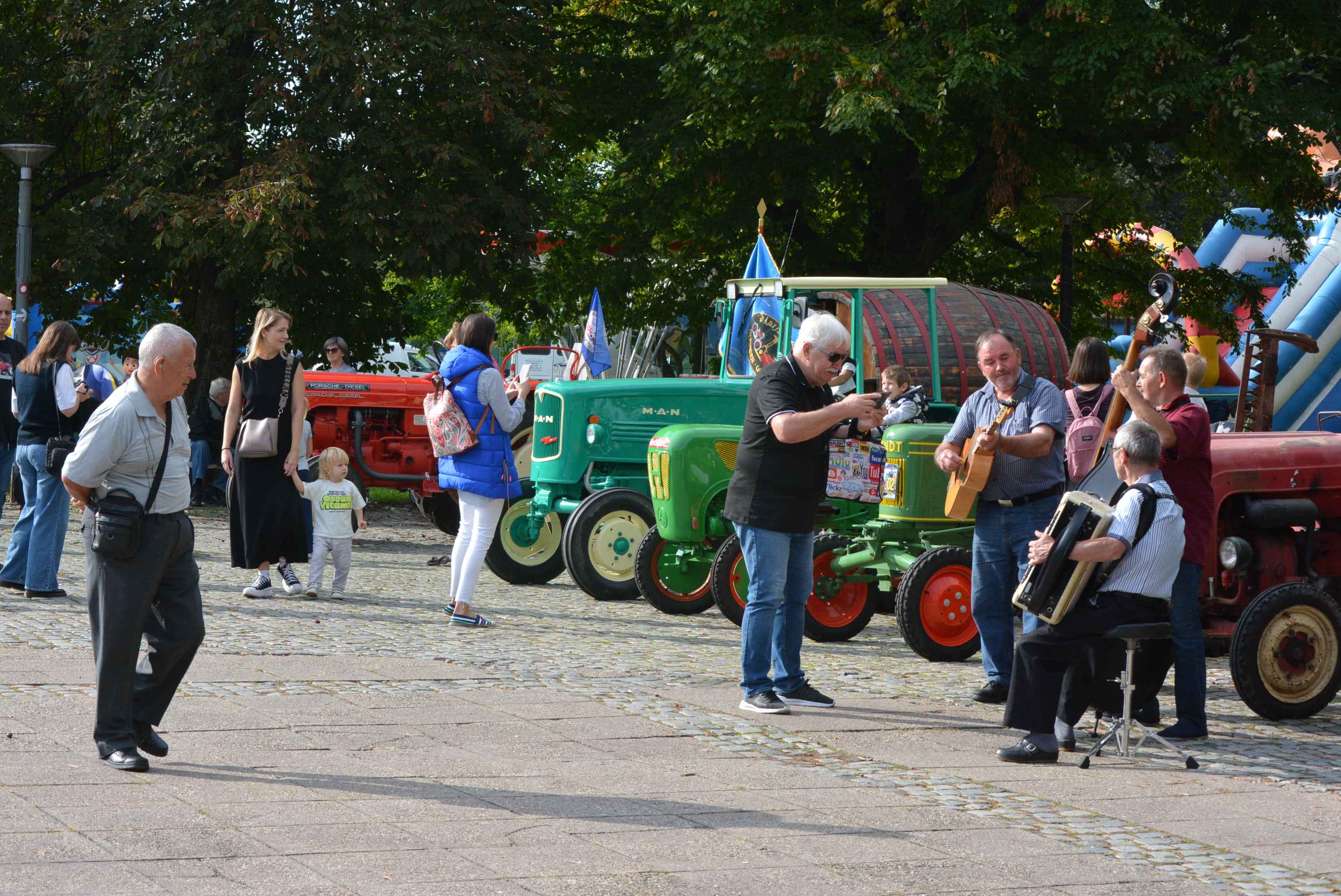 FOTO I VIDEO Putovanje kroz vremensku kapsulu na izložbi starih traktora i strojeva u sklopu manifestacije ‘Jesen u Čakovcu 2023.’