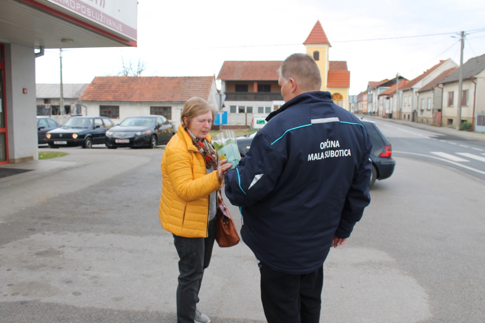 Komunalni radnici Općine damama dijelili cvijeće povodom Dana žena