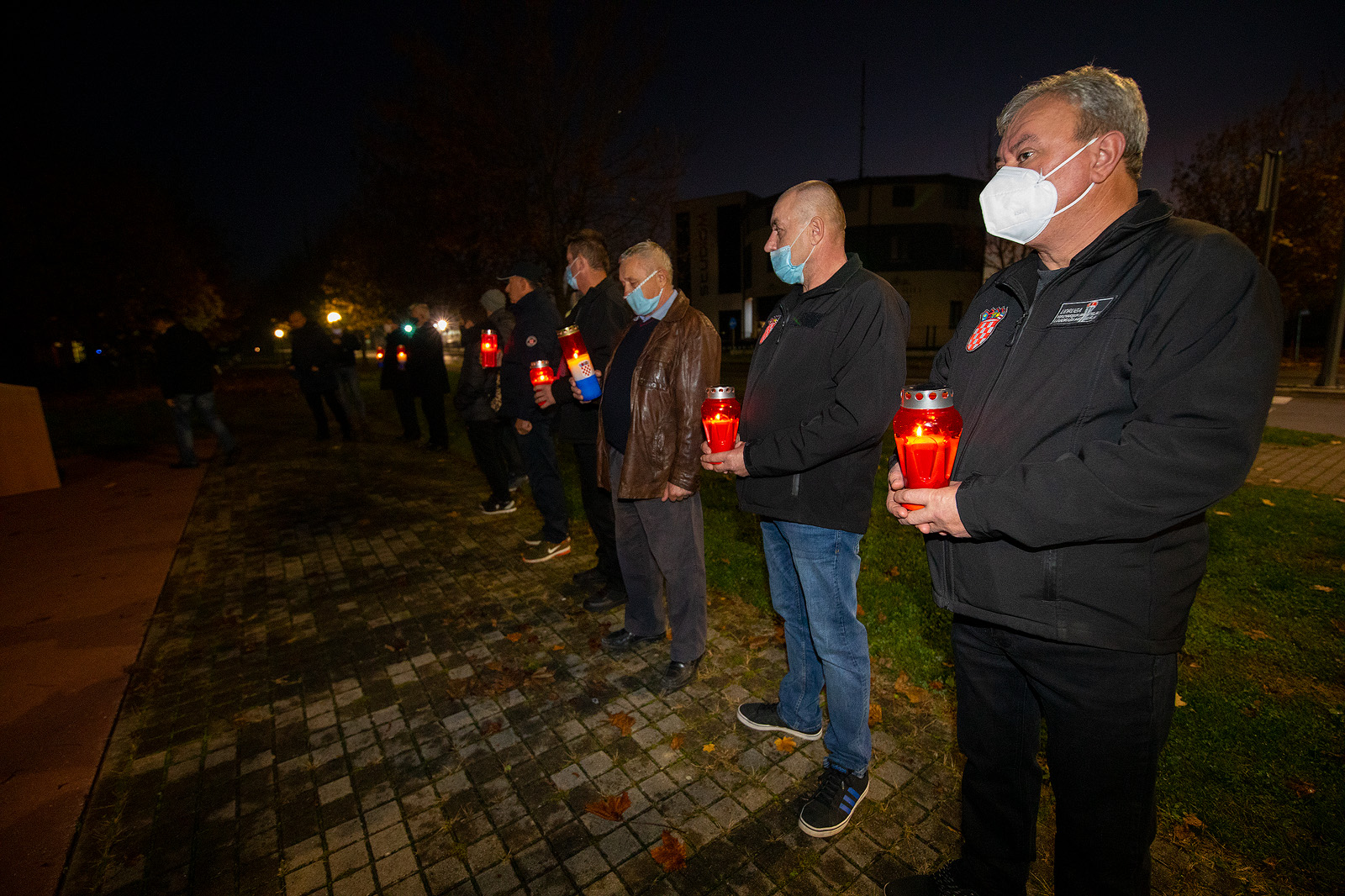 SJEĆANJE NA GRAD HEROJ Svijećama i lampionima okružili zeleni otok u Prelogu