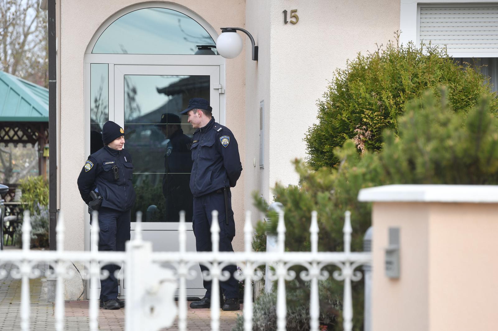 Policija i hitna medicinska pomoć ispred kuće Đure Horvata