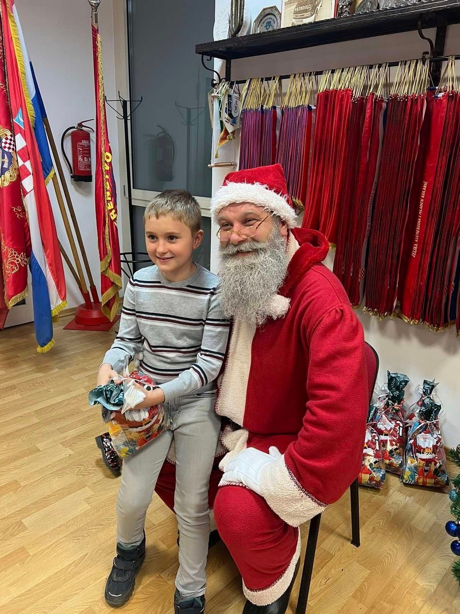 DVD STRAHONINEC Djecu posjetio Djed Božićnjak i podijelio im poklone