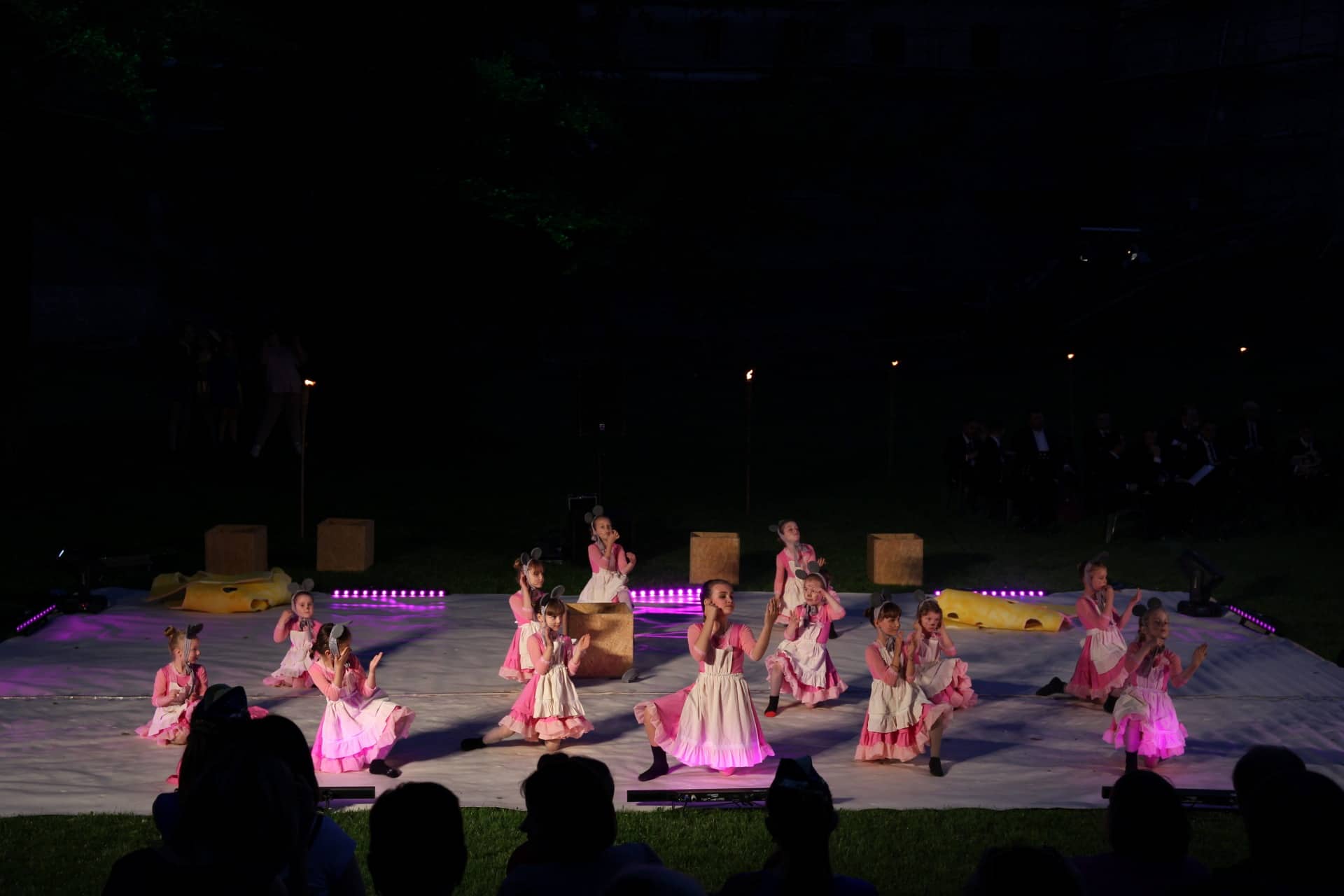 Predstava ‘Na dlanu jezera’ u lijepom ambijentu jezera podno zidina Starog grada