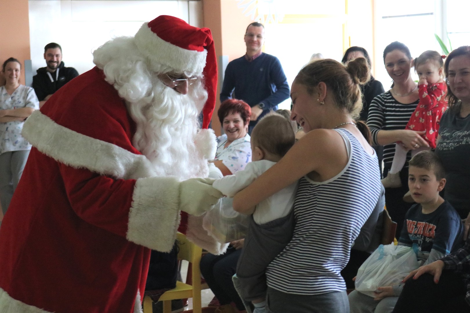 Djed Mraz predstavom i poklonima razveselio mališane s dječjeg odjela ŽB Čakovec