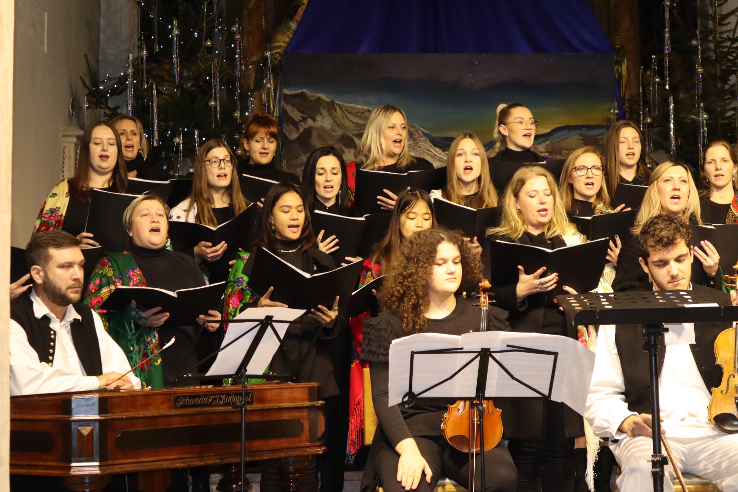 FOTO Adventsko-božićni koncert HKUU Sveti Martin