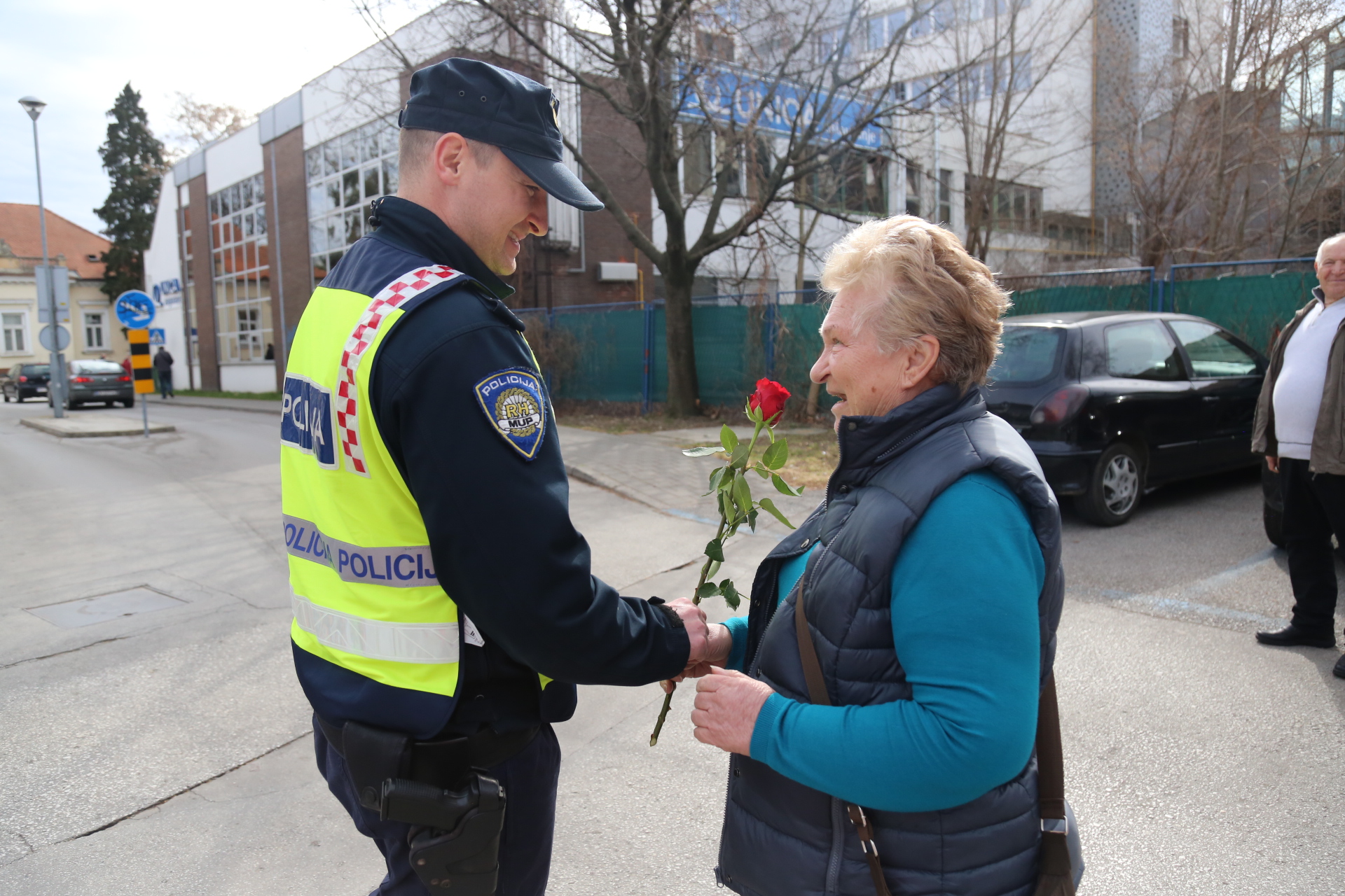 Međimurska policija cvijećem nagrađuje žene u prometu