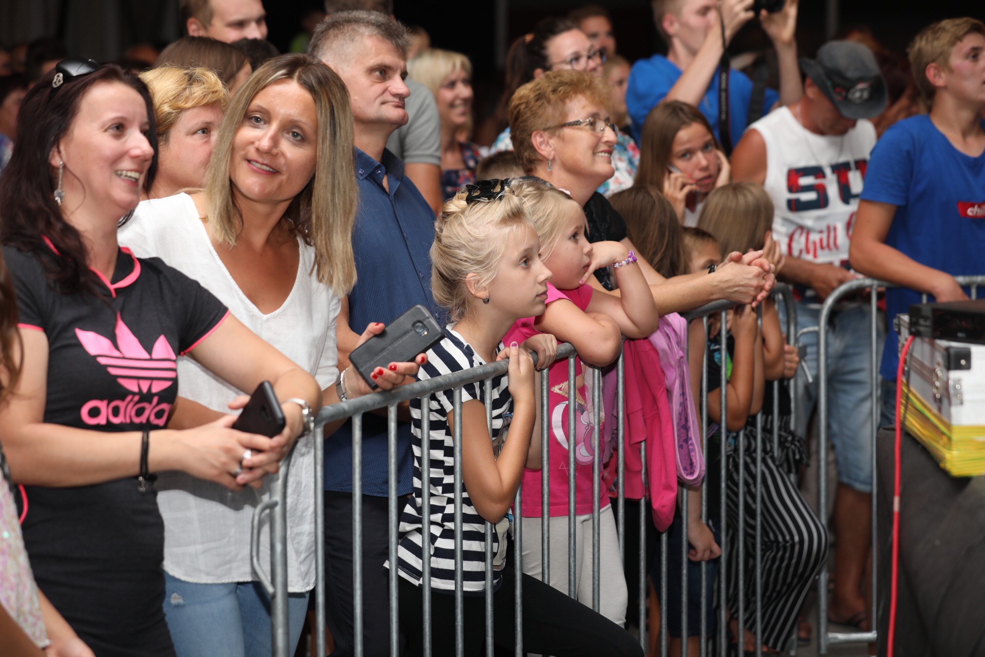 Mladen Grdović ispunio šator u Sv. Martinu na Muri, pjevalo se i plesalo uz njegove hitove Mladen Grdović ispunio šator u Sv. Martinu na Muri, pjevalo se i plesalo uz njegove hitove