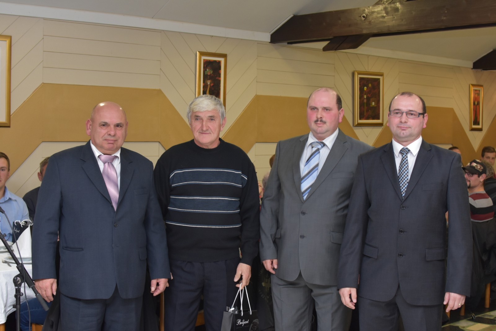 ANDRIJA TOMAŠEK ‘Sinovi nastavljaju moj posao i siguran sam da će uspješno trajati i slijedećih 25 godina’ ANDRIJA TOMAŠEK ‘Sinovi nastavljaju moj posao i siguran sam da će uspješno trajati i slijedećih 25 godina’