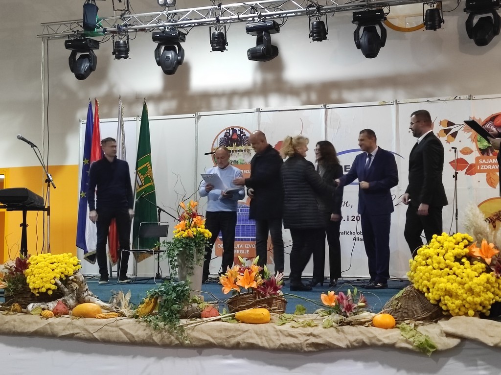 OCJENJIVANJE MEDA Pčelarima dodijeljeno 20 zlatnih, 35 srebrnih i 10 brončanih priznanja