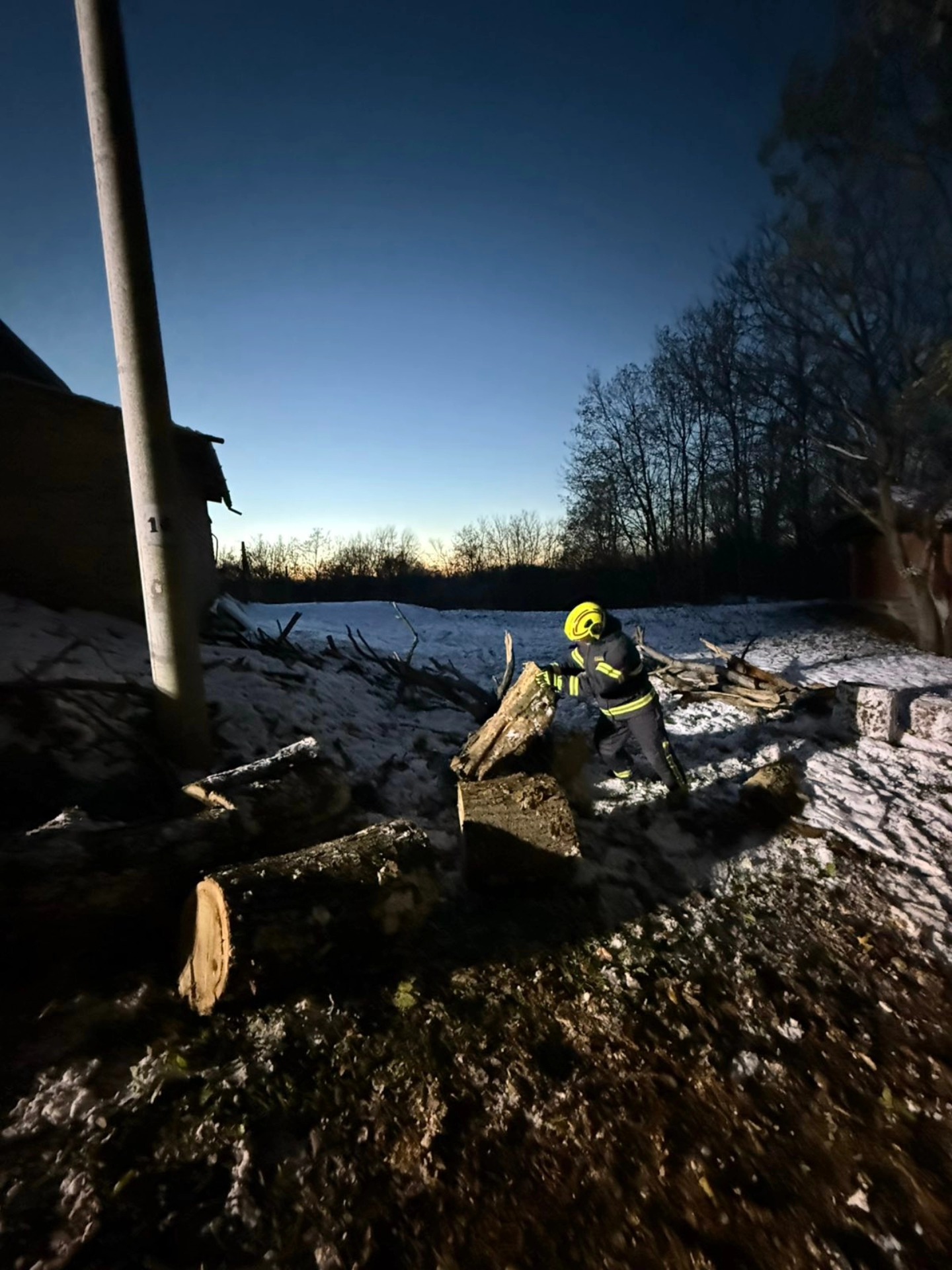 Intervencija dvd selnica stablo na putu