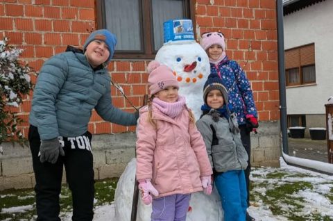 Nela, Fran, Petar i Paula uživali u prvom snijegu i napravili svog prvog snjegovića Nela, Fran, Petar i Paula uživali u prvom snijegu i napravili svog prvog snjegovića