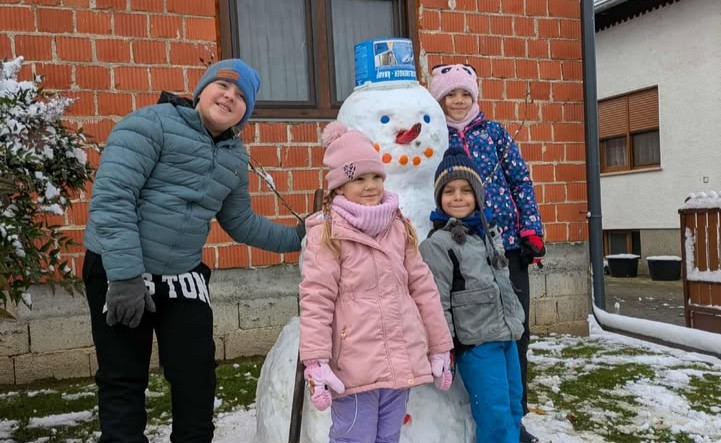 Nela, Fran, Petar i Paula uživali u prvom snijegu i napravili svog prvog snjegovića