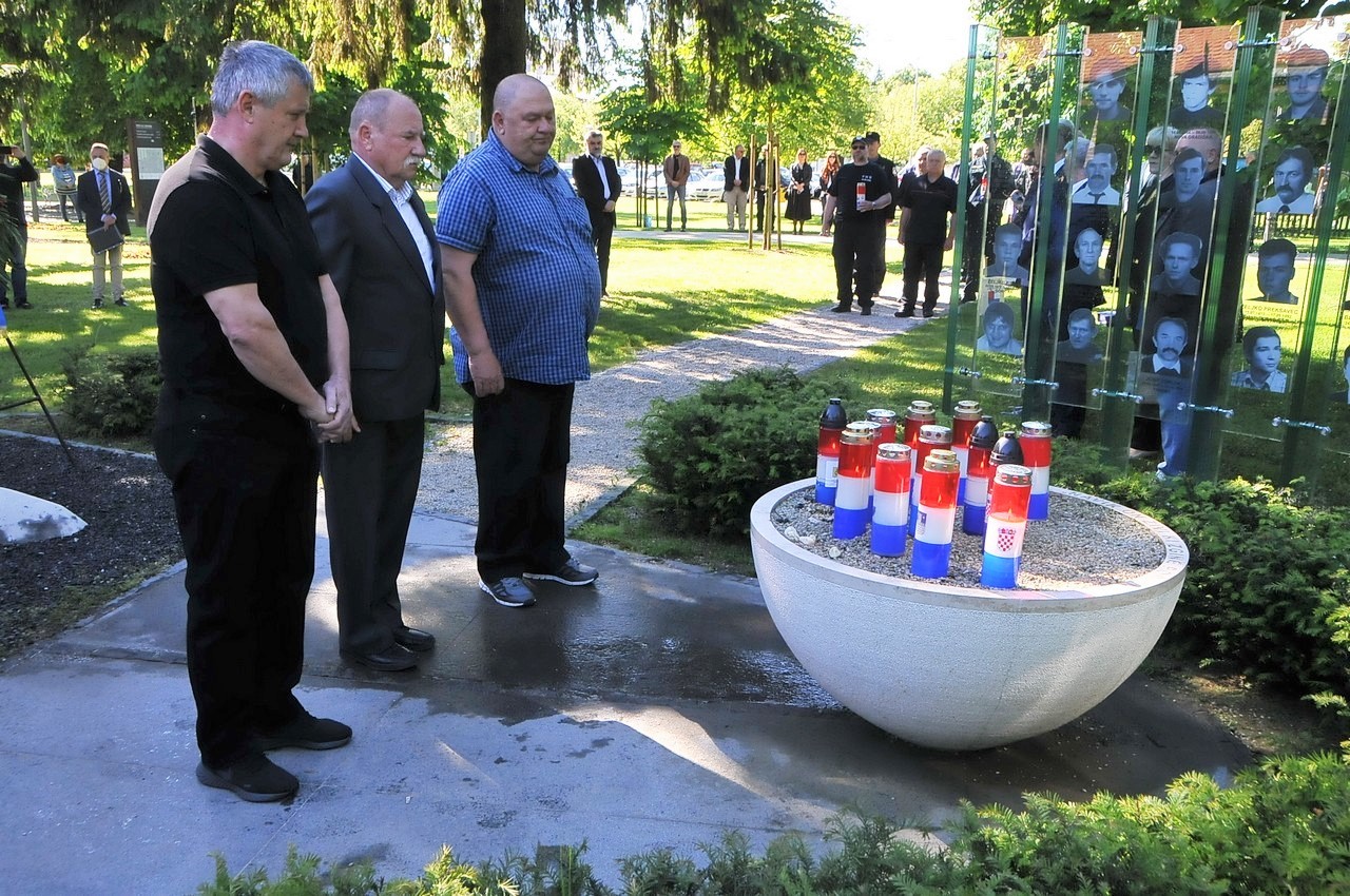 OBILJEŽEN DAN DRŽAVNOSTI Vijenci, svijeće i vječna hvala poginulim braniteljima