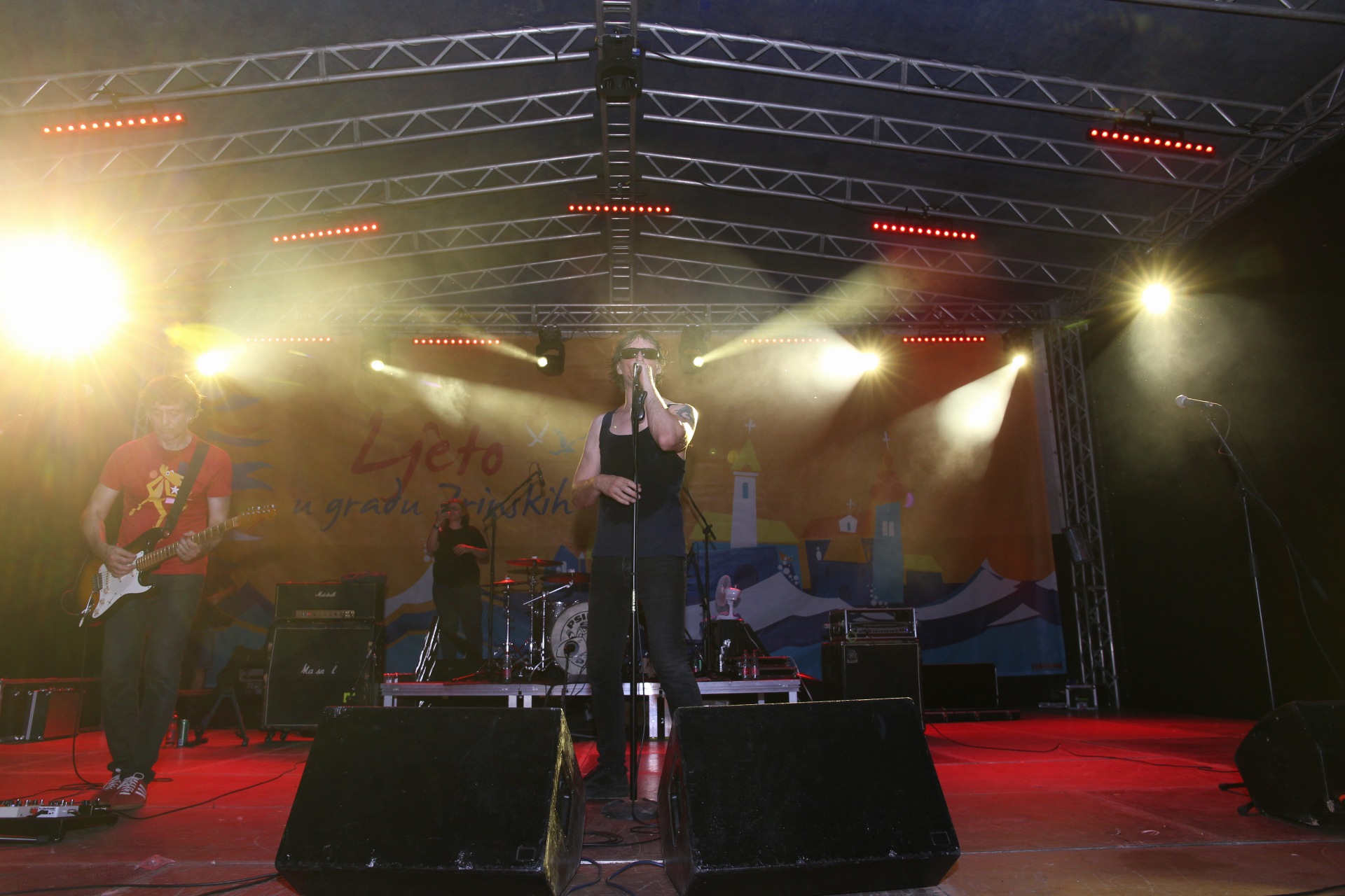 LJETO U GRADU ZRINSKIH Psihomodo pop i Gobac pjevali s brojnim fanovima u Čakovcu LJETO U GRADU ZRINSKIH Psihomodo pop i Gobac pjevali s brojnim fanovima u Čakovcu