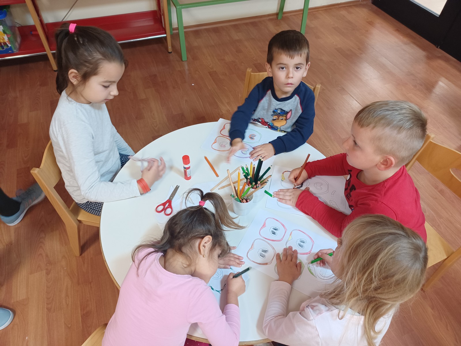 DJEČJI VRTIĆ BELICA POVODOM  MJESECA HRVATSKE KNJIGE Povodom Mjeseca hrvatske knjige naši su vrtićarci- skupina Leptirići i Cvjetići posjetili Knjižnicu i čitaonicu “Nikola Zrinski” u Čakovcu. Uz pomoć i stručno vodstvo naše domaćice, knjižničarke Helene