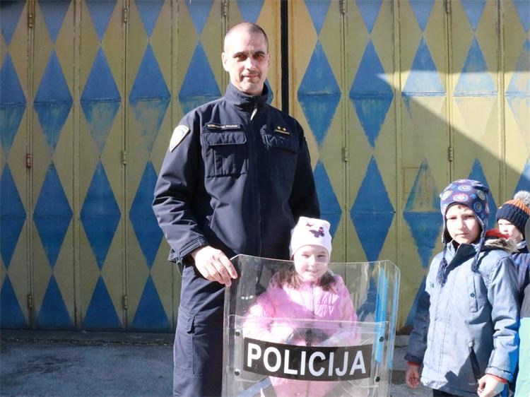 Zmajčeki iz Strahoninca posjetili Policijsku upravu međimursku