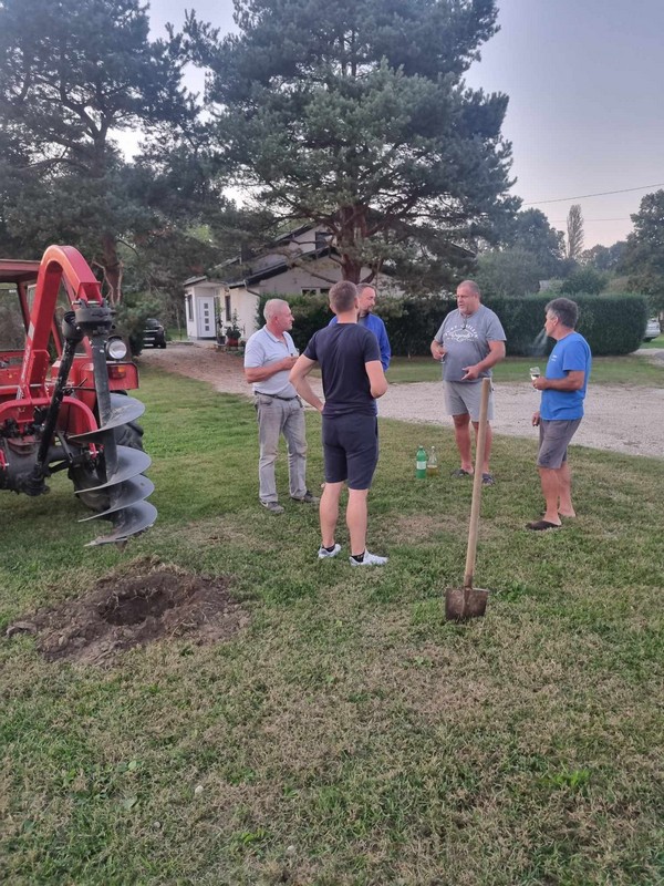 DONJI MIHALJEVEC Mještani ujedinjeni u sadnji drveća i bojanju igrala