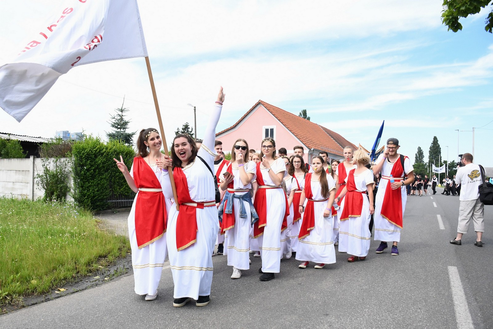 FOTO Povorka protutnjala gradom, maturanti s osmjehom dočekali kraj srednje škole!