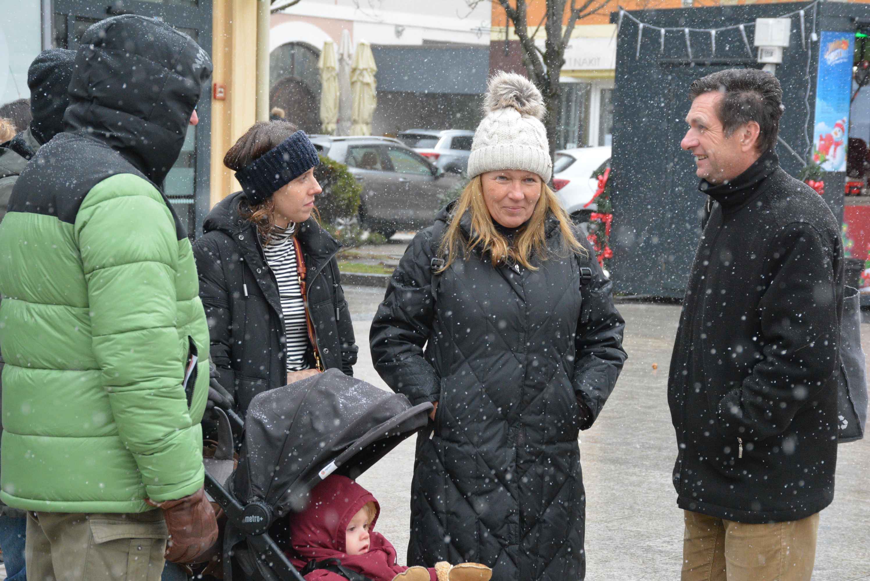 FOTO/VIDEO Zabundani veliki i mali unatoč gustom snijegu i hladnoći proveli prijepodne u veselom raspoloženju