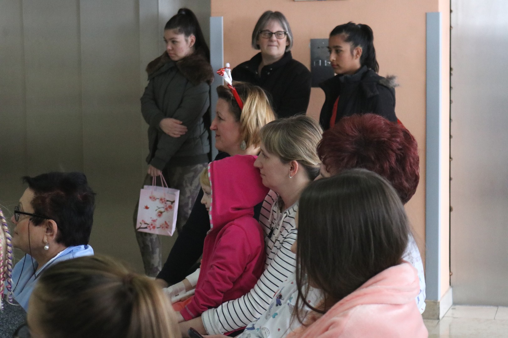 Djed Mraz predstavom i poklonima razveselio mališane s dječjeg odjela ŽB Čakovec